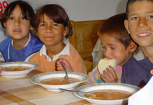 Tglich erhalten ber 50 Kinder in der Armenkche von Belozem eine warme Mahlzeit