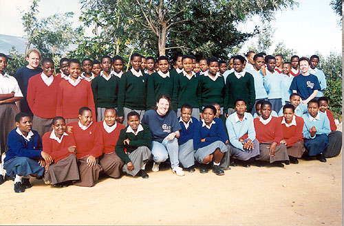 Schlerinnen der Pallotti-Schule in Singida / Tansania mit CED-Helfern